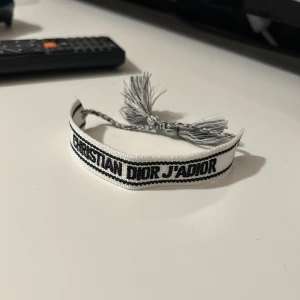 Vitt Dior armband - Ett riktigt fett vitt Dior armband! Skriv vid frågor 🤝