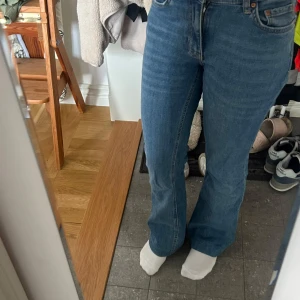 Blå bootcut jeans från Gina tricot - Snygga blå jeans från Gina tricot, är 160 och byxorna passar mig bra i längden💕💕
