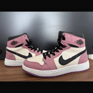 Skor  - Snygga seakers i rosa och vitt med svarta detaljer och snörning. Skorna har högt skaft . Perfekta för dig som vill sticka ut med stilrena och trendiga sneakers.