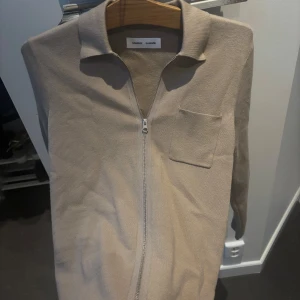 Beige kofta från Samsøe Samsøe - Stilren beige kofta från Samsøe Samsøe 