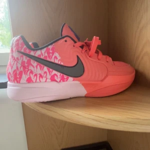 Nike Ja 2 heart eye  - Säljer mina  basket skor eftersom dom va för lite när jag köpte dom 