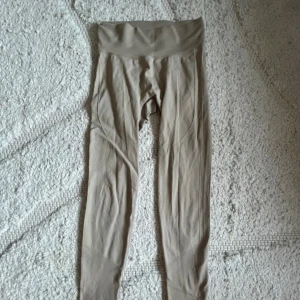 Beige seamless leggings i M - Träningsbyxor med scrunch i rumpan kostymbyxor i gott skick, storlek M. Tillgänglig i Skövde, Värnamo och Borås.