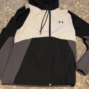 Under armour jacka  - Säljer min under armour vindjacka i svart, vit, grå färg, pris sänks vid snabb affär 