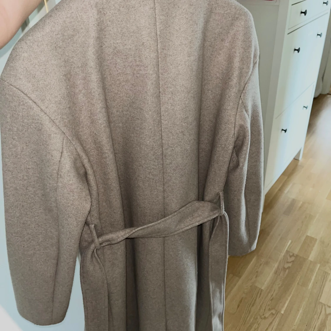 Beige kappa från Gina Tricot med bälte - 3
