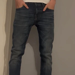 Mörkblå jeansbyxor med raka ben - Säljer ett par snygga Jack n Jones jeans i passformen Slim fit||Jeansen är i fint skick, Skriv för bättre bilder på dem!😊