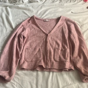 Rosa kofta från Nelly med fickor - Mysig rosa kofta från Nelly i storlek S #stockholmstil #söderstil #rosa #kofta #höst #vinter #vår #nelly #zara #h&m #snygg #cool #sommar #jeans #blå #blommigt 