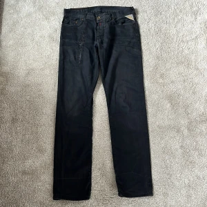 Replay jeans straight fit - Hej! Säljer dessa mörkgrå/svarta replay jeans i straight fit med en stor tillgjord detalj som syns på bild 1 och 2! Jeansen är mycket bekväma och har inga defekter. Perfekta jeansen att ha till vardags! Storleken är 34/34. Skriv vid minsta intresse 🤗mvh DC 🔹