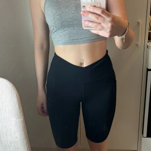 Svarta cykelshorts  - Sidofickor där mobil får plats. Väldigt skönt material och säljer pga inte min stil