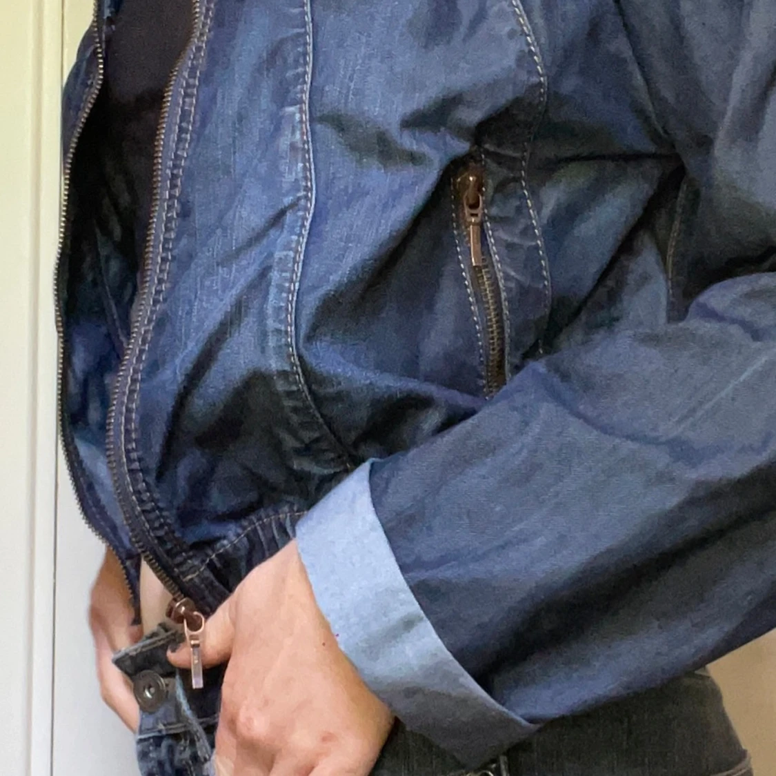 Mörkblå croppad jeansjacka med dragkedja och fickor. - 4