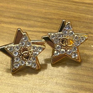  stjärnformade örhängen guld - Supersnygga stjärnformade örhängen  i guld med glittrande stenar Perfekta för dig som vill sticka ut och addera lite extra bling till din look.