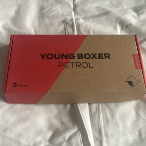 Boxershorts 5-pack från Newbody  - Säljer ett 5-pack boxershorts från Newbody i färgerna petrolblå, svart och mörkgrön. De har en klassisk passform med svart resår i midjan och är tillverkade i mjuk bomull med lite elastan för extra stretch. Perfekta för dig som vill ha bekväma och snygga underkläder.