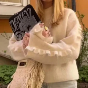 Beige fluffig tröja med volangärmar - Sööker!!!! Söker denna volang tröja från arket. Pris kan diskuteras. Hör av er om ni vill sälja 💕