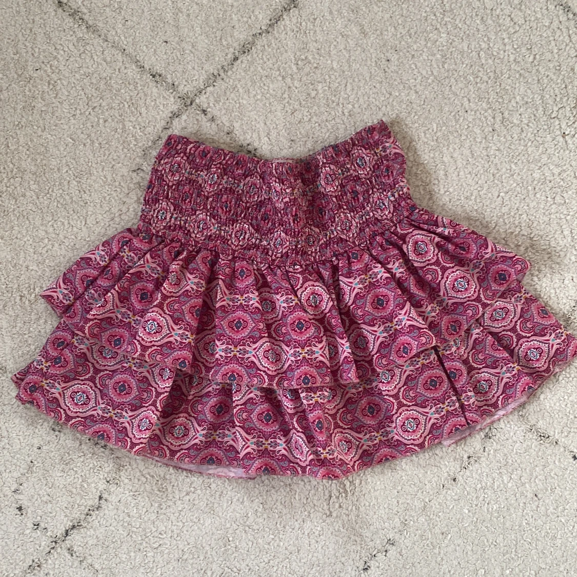 Rosa volangkjol med mönster