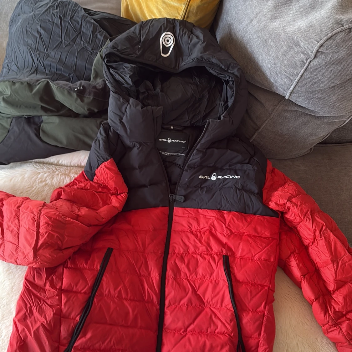 Röd och svart pufferjacka Sail Racing  - 2