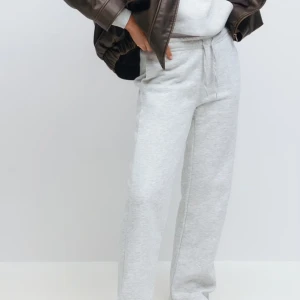 gråa mjukis - snygga mjukisbyxor från gina i grå🥰