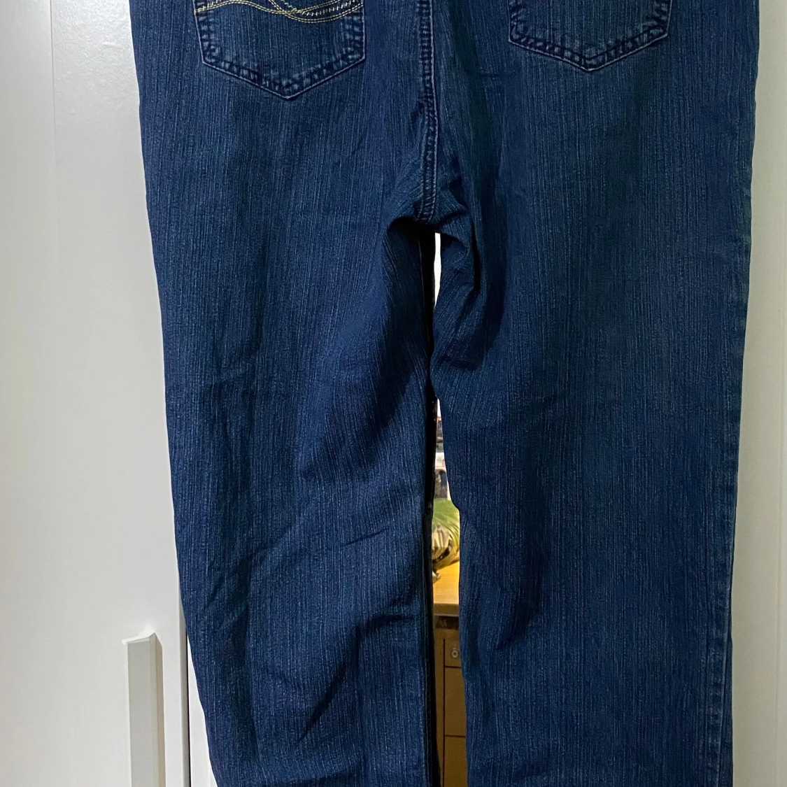 Blå jeans med raka ben - 1