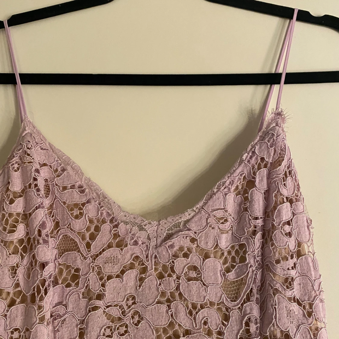 Ljuslila spetsklänning med smala axelband - 3