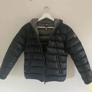 Svart pufferjacka från Colmar - Jättesnygg jacka från colmar. Använd en vinter och skulle säga att det är nyskick, inga slitningar eller så. Säljer endast för att jag vill prova nått nytt istället. Storlek 40 IT dvs XS. Nypris var 6000. Såklart äkta och i bra material