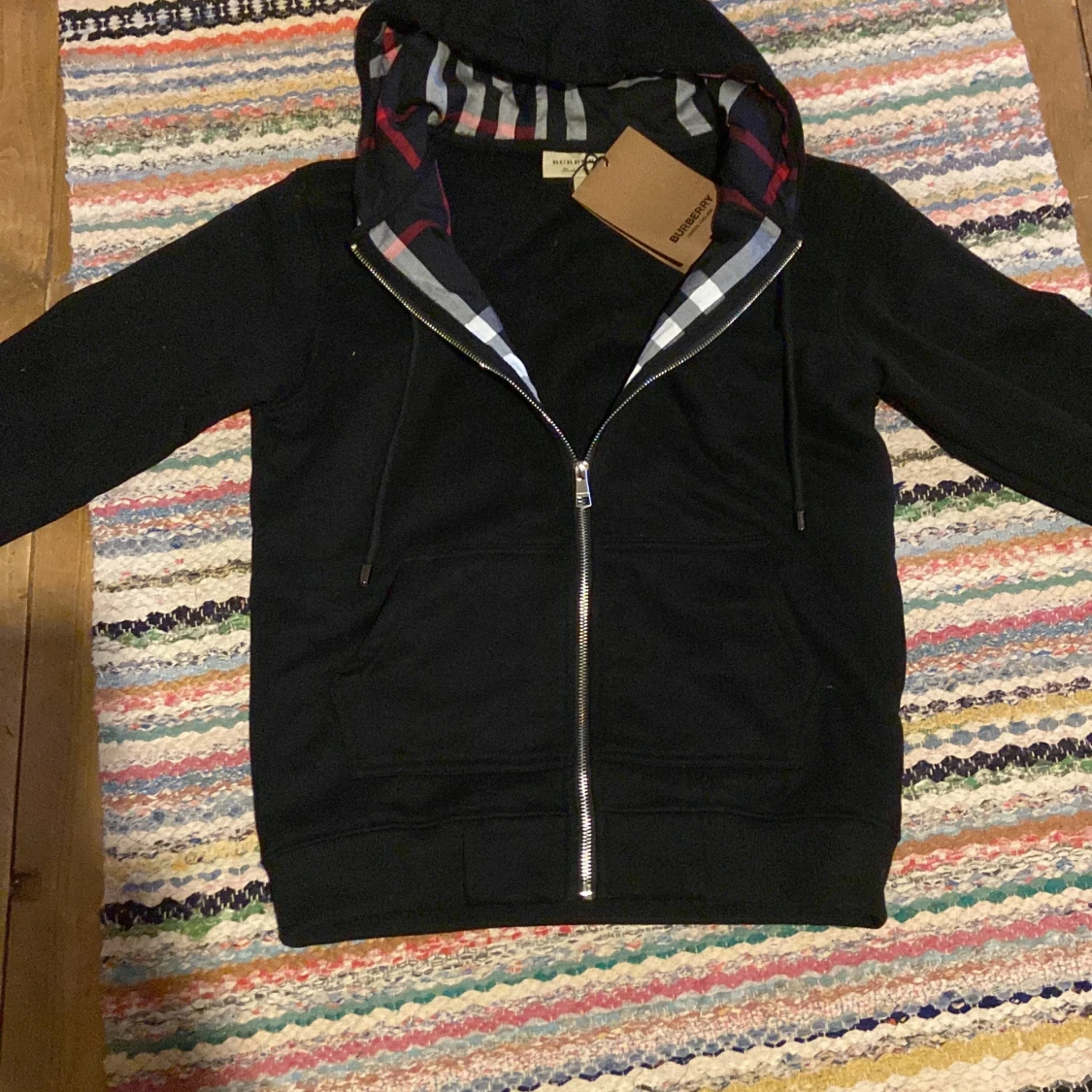 Svart Burberry hoodie med dragkedja