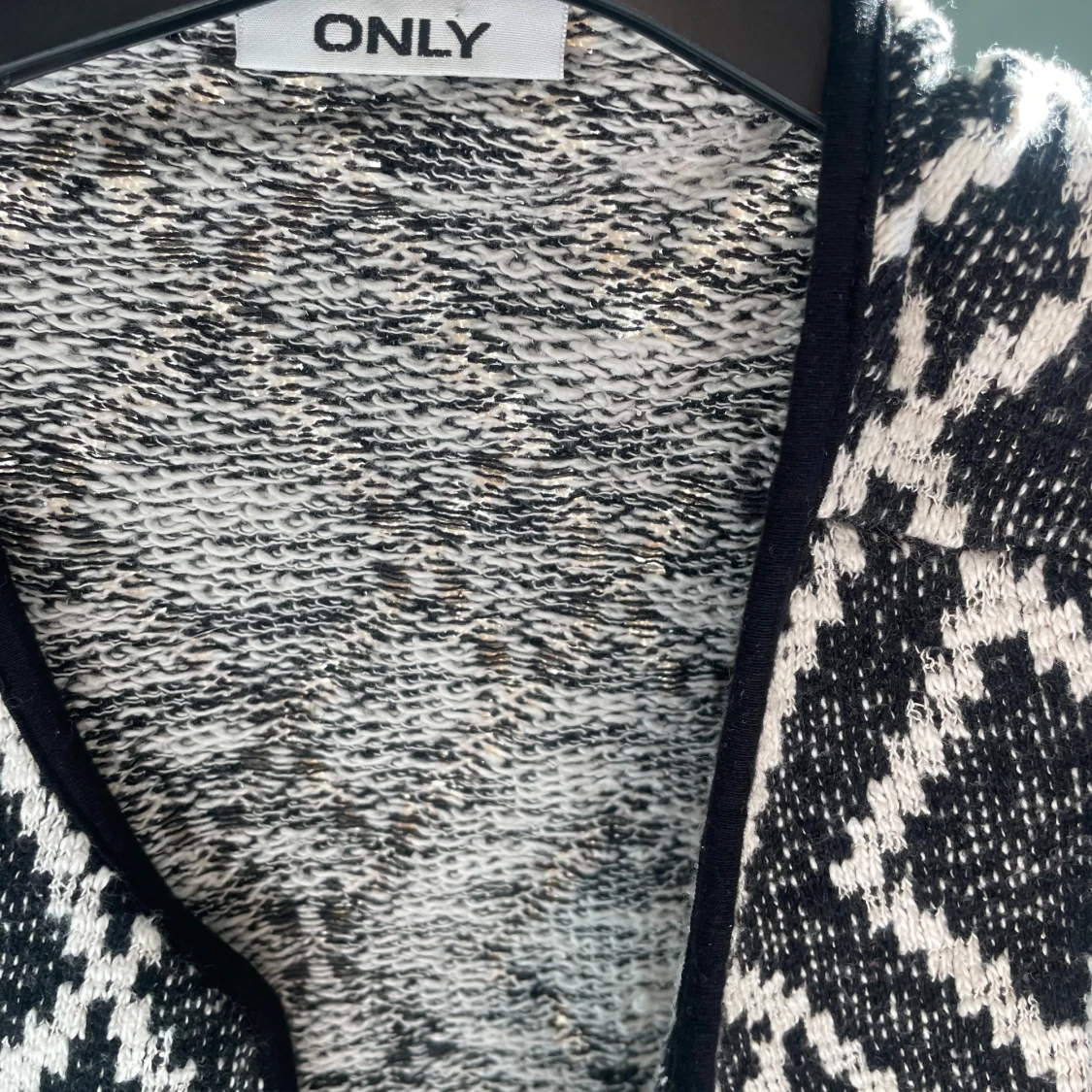 Svartvit mönstrad kofta från ONLY - 1