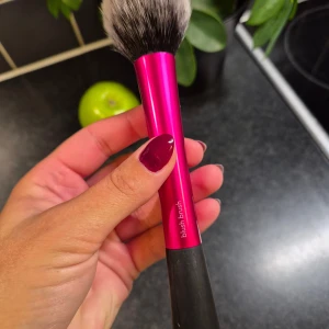 Real techniques blush brush  - Fluffig blush brush från Real techniques, helt oanvänd borste. Kan användas till rouge eller puder. Lite repor på gummit längst ner på borsten för att den har legat i en låda bland andra oanvända borstar. Annars nyskick.