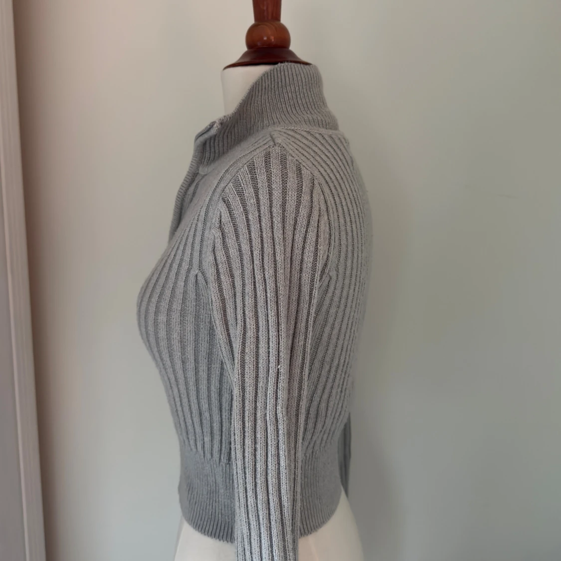 Grå ribbad kofta med dragkedja - 1