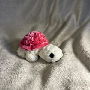 Rosa sköldpadda - Supersöt liten sköldpadda som är ca 7 cm hög❤️Den är Säkerhetsögon som inte rekommenderas för barn under tre år! 