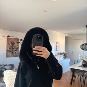 Svart stickad jacka med pälshuva - Säljer min svarta alessa jacka då den endast har kommit till användning 3 gånger. Storlek S men passar även xs. OBS: ( likadant här, EJ mina bilder utan tog dom från alessa hemsidan där den är köpt) kom privat för mina egna bilder med den på. 