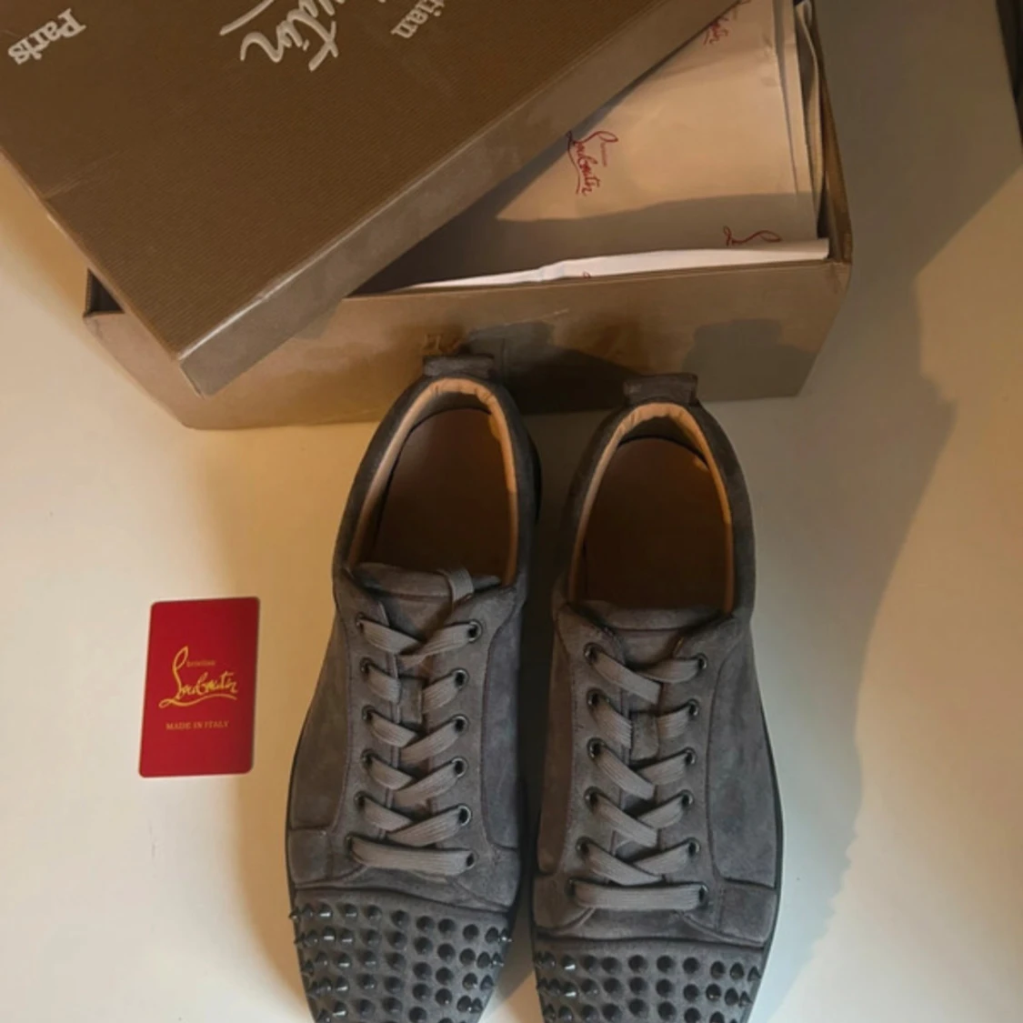 Grå mocka sneakers från Louboutin - 3