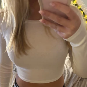 2-pack croppade långärmade toppar - Säljer två croppade långärmade toppar i vitt och svart. Använda fåtal gånger o sitter superfint, går självklart att köpa var för sig också 