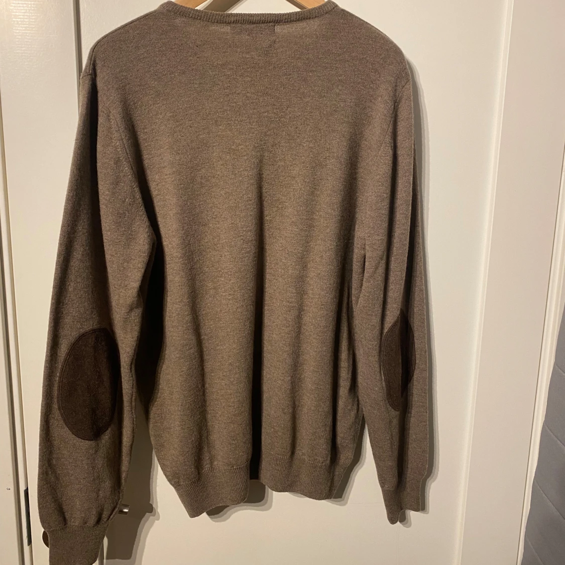 Beige v-ringad stickad tröja Berkeley - 1