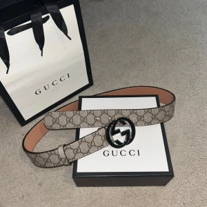 Beige GG-mönstrat bälte från Gucci - Säljer ett beige Gucci bälte. Den är äkta köpt i butik. Kvitto finns och påse och låda ingår. Skriv om ni har funderingar, pris kan diskuteras. 9.9/10 skick använd några gånger. 