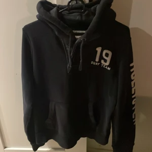 Svart hoodie från Hollister med knappar - Svart hoodie från Hollister med 2 knappar i storlek S. Hör av dig vid funderingar!