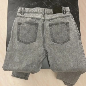 Grå tvättade jeans från Grunt - Säljes då det inte passar längre! Fraktar samma dag😊 storlek: W27, L:30