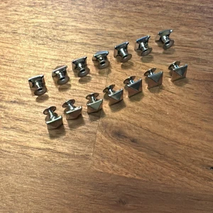 Valentino Flycrew’s Nitar  - Säljer nu Valentino Flycrew’s - Extra nitar som passar perfekt för dig som har tappat en, två eller flera nitar från skon. De kostar 80kr st men ett billigare pris vid ett paket. 📦 