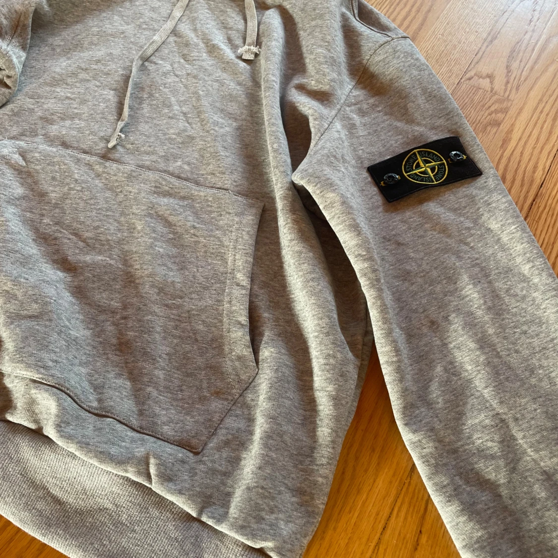 Grå hoodie från Stone Island - 2