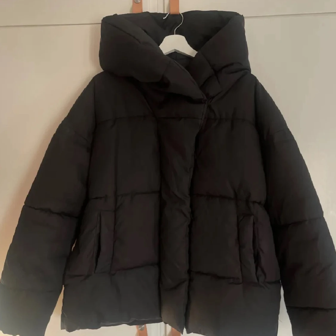 Svart pufferjacka med huva - 3