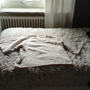 Beige stickad tröja Gina Tricot - Mysig beige stickad tröja från Gina Tricot med rund hals och trekvartsärmar. Pris kan diskuteras