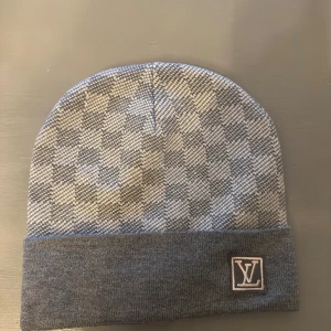 Grå mössa  - Grå mössa, bra kvalite, hör av er vid frågor🔜