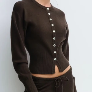 Brun kofta från Gina Tricot - Använd 1 gång, slutsåld i denna storlek just nu. Jättefint skick skriv för fler bilder.