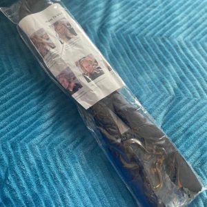 Värmefri hårkrullare med tillbehör - Skonsam och värmefri hårkrullare i svart färg, komplett med hårklämma och kam. Perfekt för att skapa vackra lockar utan att skada håret. Enkel att använda, instruktioner medföljer. Produkten är ny och levereras i originalförpackning.