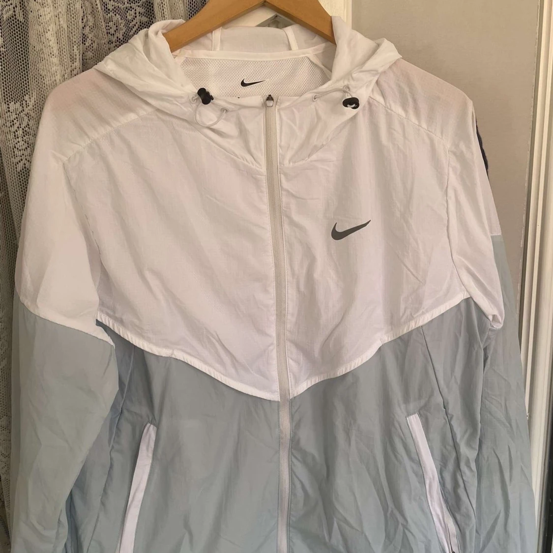 Nike vit och ljusgrå vindjacka