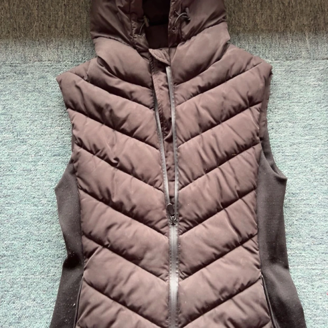 Brun quiltad dunväst från Zara