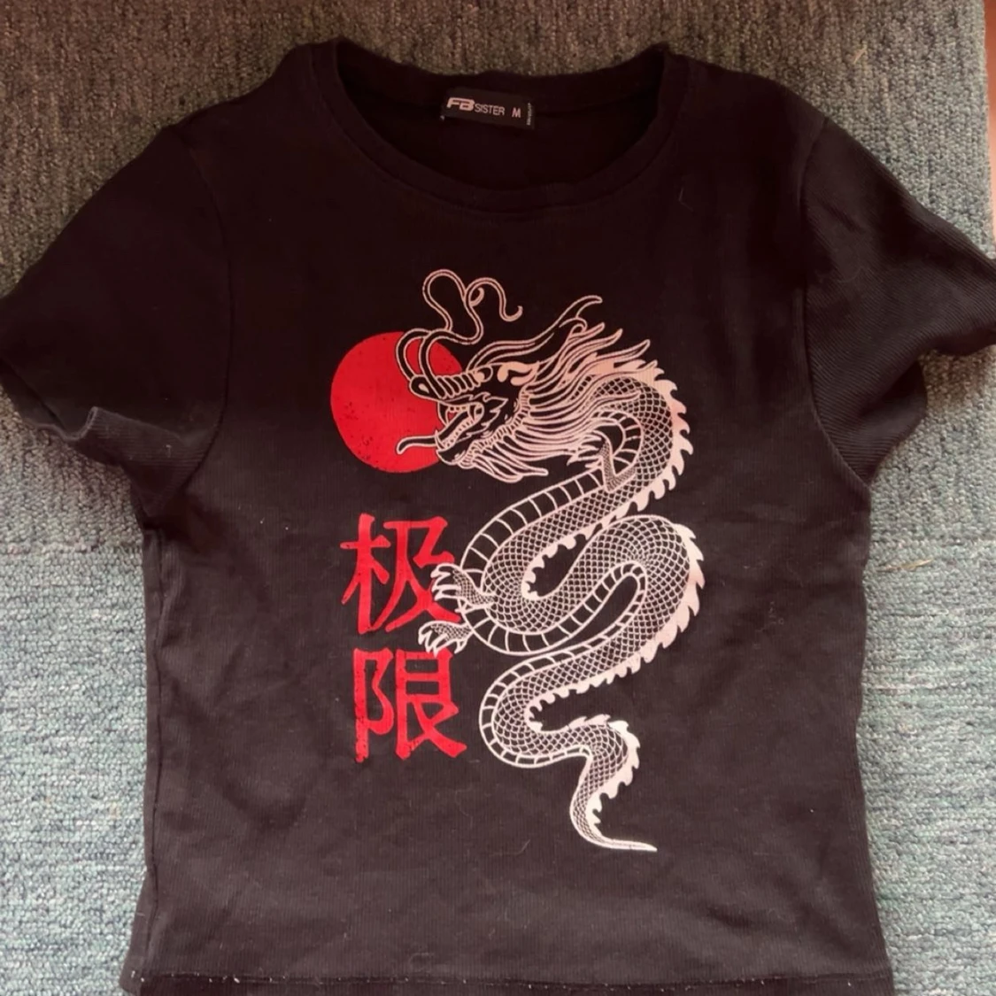 Svart croppad topp med draktryck