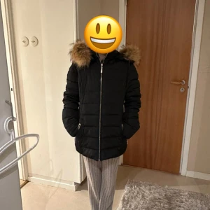 Vinterjacka - Säljer en svart vinterjacka med äkta päls på luvan som är avtagbar. Jackan är väldigt varm. Jackan har två fickor med dragkedja samt en innerficka. Storleken på jackan är XL men sitter som en M. Jackan har en liten brännskada på armen som syns på en av bilderna samt finns de lite smink på kragen men går att få bort. Vid köp kan jag försöka ta bort så mycket så möjligt. 