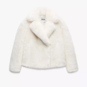 Vit pälsjacka från Zara - As snygg fuskpälsjacka från Zara!! Blev slutsåld förra hösten 🩷🩷 nypris, 1295kr. Pälsjackan är i super fint skick och passar perfekt nu under senhöst och även varmare dagar i vinter💓💓 inga defekter finns. Skickar direkt!! Och senast inom 2dagar 