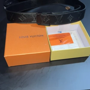 Svart Bälte - Endast använts 3 gånger. 110CM i size