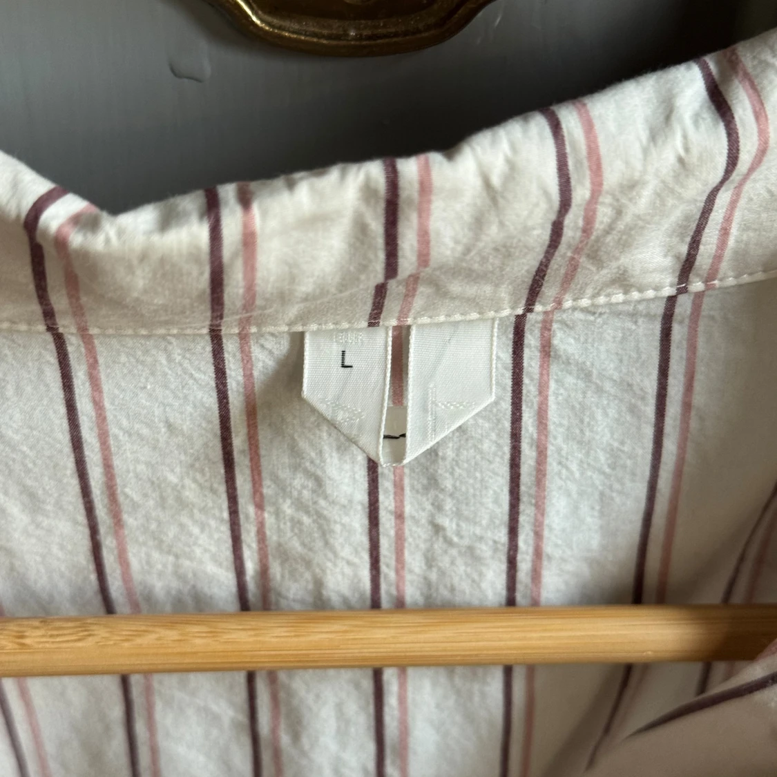 Randig vit skjorta med bruna detaljer - 4