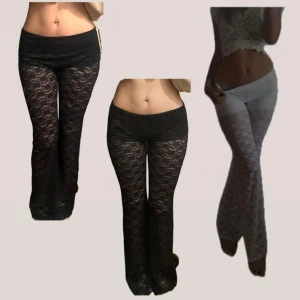 Lågmidjade spetsbyxor i flera färger - Snygga lågmidjade byxor i spets med bootcut. Finns i färgerna svart, vit, marinblå, off-white och röd. Byxorna kommer med inbyggda shorts. Välj din egen innerbenslängd för bästa passform. Skriv till oss på Instagram Evora.uf om du är intresserad