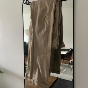 Beiga chinos - Fina beiga chinos, använda fåtal gånger men har ändå små slitage (finns bild på). 💕